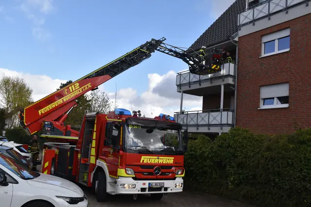 Die verletzte Person wurde in einer Schaufeltrage in den Personenkorb, der sich an der Leiter des Feuerwehrfahrzeugs befindet,  übernommen | Foto: Axel-Holger Haase