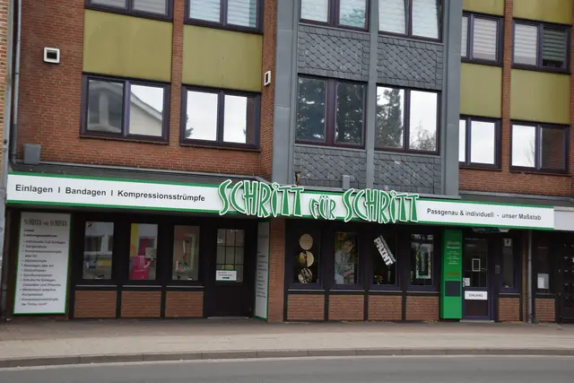 Das Fachgeschäft Schritt für Schritt liegt verkehrsgünstig an der Schützenstraße 1 in Buchholz. Kostenfreie Parkplätze  befinden sich direkt hinter dem Geschäftshaus  | Foto: Axel-Holger Haase