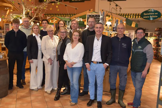 Veranstalter Henry Bielefeldt (2. v. li.) und Gastgeber Arndt Oelkers (re.) mit einigen Messeteilnehmern beim Pressetermin auf Hof Oelkers: Karen Ullrich Immobilien, Möbelhaus Brümmerhoff – Die Sesselei, Autohaus Lohmann, Fensterforum Nordheide, Cycle-Team und INOL | Foto: Axel-Holger Haase