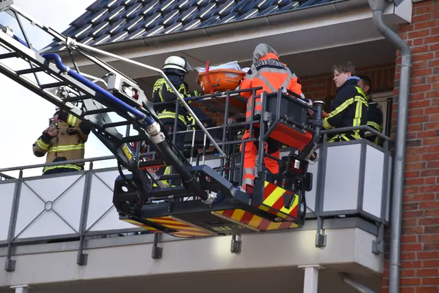 Unter Aufsicht einer Notärztin wird der Verletzte transportiert | Foto: Axel-Holger Haase