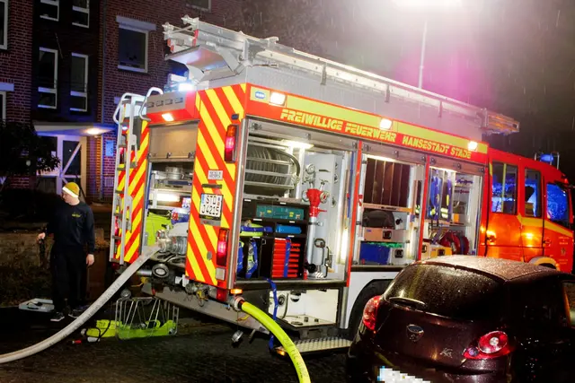 Die Feuerwehr war mit zirka 60 Einsatzkräften vor Ort
 | Foto: Stefan Braun / Feuerwehr Stade