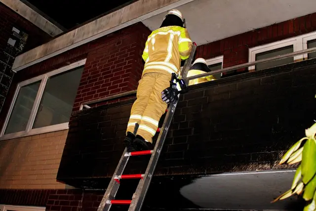 Auch der darüber liegende Balkon wurde auf mögliche Brandschäden untersucht
 | Foto: Stefan Braun / Feuerwehr Stade