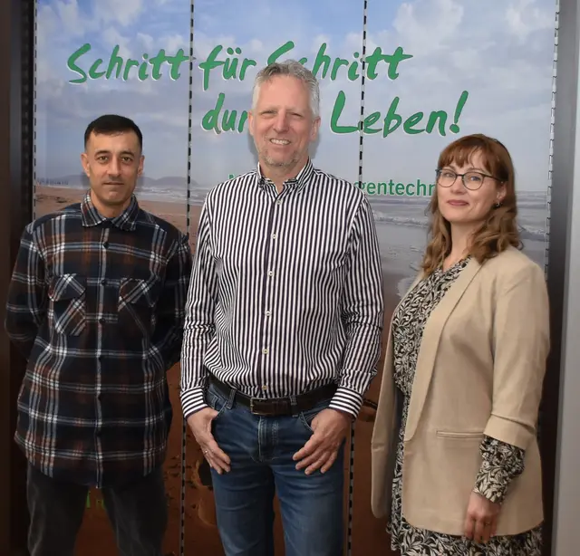 Das Team von Schritt für Schritt (v. li.): Popal Bakthash, Stephan Klör (Inhaber und Meister der Orthopädietechnik) und Beate Kühn  | Foto: Barwich