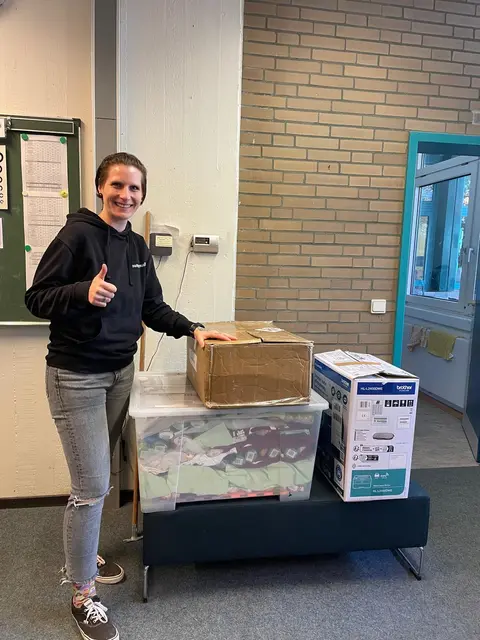 Simona vom Herzbrücke e.V. freut sich über die versandbereiten Spenden in Buchholz. | Foto: Herzbrücke Nordheide e.V.