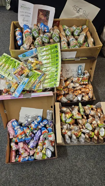 Die gesammelten und sortierten Oster-Süßigkeiten vor dem Versand in Buchholz. | Foto: Herzbrücke e.V.