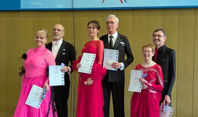 Heinz-Joachim und Ulrike Eckhardt (Mitte) vom 1. Tanz Club (TC) Winsen im TSV  | Foto: 1. TCW