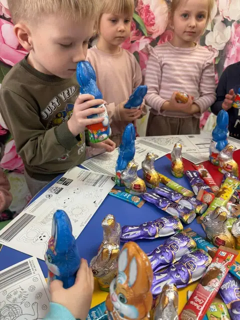 Die Buchholzer Osterhasen in der Schule ZDO "Barvinok" in Berdychev/Ukraine. | Foto: Herzbrücke Nordheide e.V.