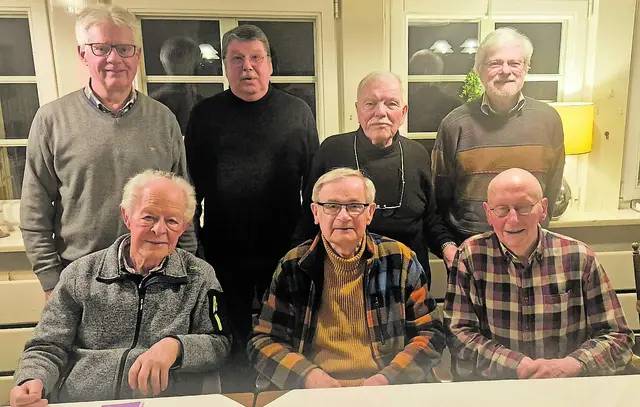 Der Vorstand des Chors (hinter Reihe von links): Michael Konrad (Kassenwart), Christian Kastner (Notenwart), Hans-Uwe Geistler (Presswart) und Haiko Kasat (2. Vorsitzender und Web-Master); (vordere Reihe von links: Jochen Witek (musikalischer Berater), Horst Krützfeld (Schriftführer) und Uwe Holtorf (1. Vorsitzender) | Foto: Chor