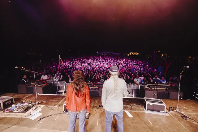 Birgit und Horst Lohmeyer auf der Bühne in Jamel. | Foto: Laura Mueller