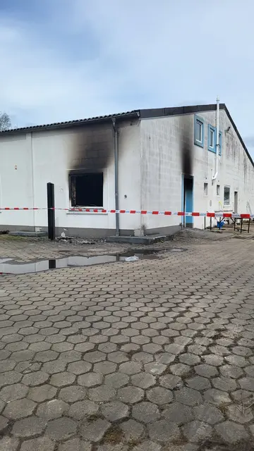 Die Spuren des Brandes auf dem Gelände eines Tostedter Bauunternehmens sind deutlich sichtbar  | Foto: sh