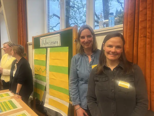 Themenstationen boten Raum für Gespräche und Rückfragen: Juliane Busse und Ines Moschner, Lehrerinnen der Grundschule "An der Este" | Foto: sts