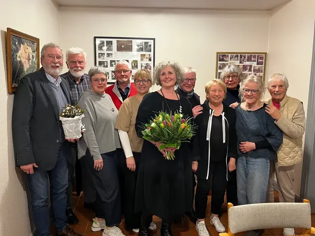 Der amtierende Vorstand (v. li.): zweiter Vorsitzender Dr. Joachim Lewerenz, Hans-Hermann Putensen, Babette Kabbe, Rainer Mestmacher, Petra Forche (alle Beisitzer), Vorsitzende Alexandra Eicks, Elsabe Rolle (Kassenwartin), Christel Müller, Ingrid Schröder, Dr. Ilse-Dore Schütt und Hannelore Petersen (alle Beisitzer). Es fehlt Schriftführerin Antje Ritter | Foto: Förderverein Haus des Gastes