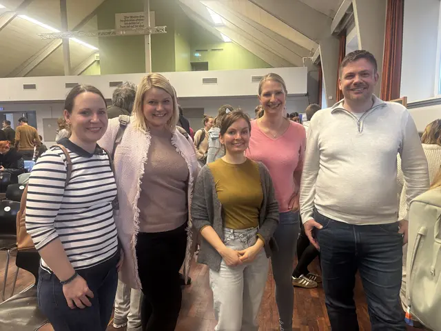 sind für den teilgebundenen Ganztag: Natascha Ndzedzeka-Völz (40) (v.l.), Ariane Damke (35), Ulrike Plaas (40), Sara Balhorn (40) und Thorsten Kuhndt (45) | Foto: sts