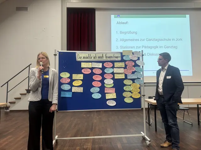 Yvonne Lawes und Marcel Twedorf, die Schulleitungen der Grundschulen Estebrügge und Jork, gingen auf die Rückmeldungen der Eltern ein | Foto: sts