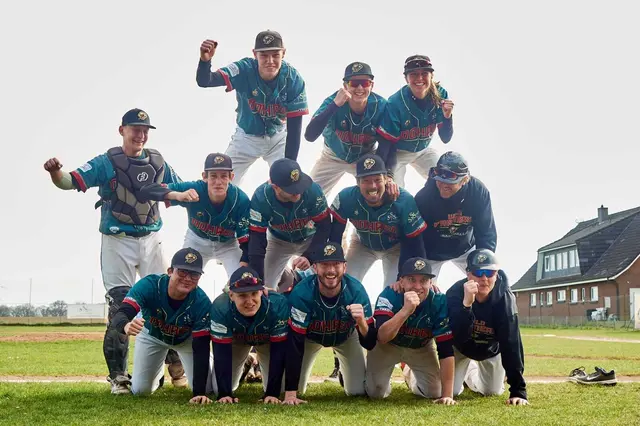 Das Baseballteam der Wild Farmers mit einer Pyramide | Foto: Georg Hoff