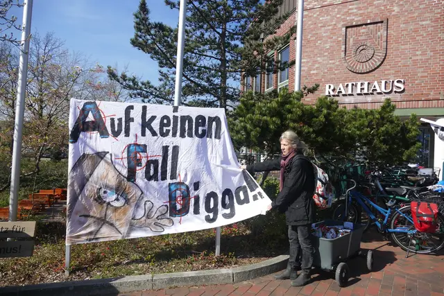 Kreativ und humorvoll - Plakate zur Versammlung gegen Rechts | Foto: Gisbert Vokrap