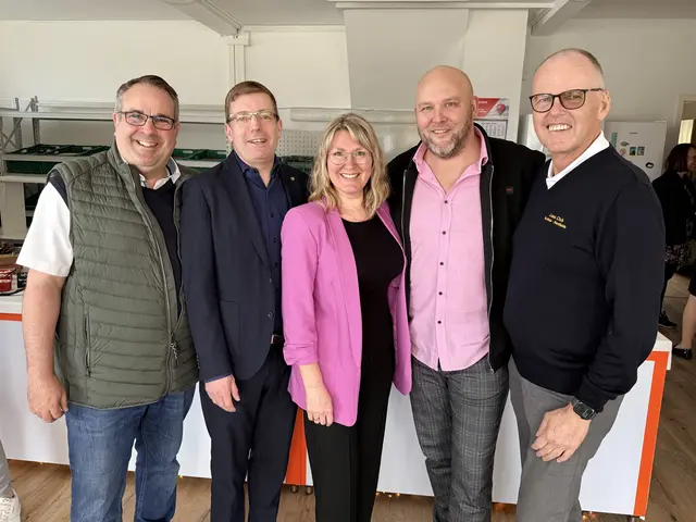 Freuten sich über den neuen Standort der Tafel Buchholz: v.li.: Jan Bauer (stellv. Bürgermeister und MDL), Dirk Hirsch (Erster Stadtrat), Julia Bökler  und Frank Bökler (Tafel Buchholz) und Ralf Meinecke (Lions Club Buchholz-Nordheide) | Foto: ssc