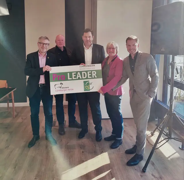 Die Naturpark-Vorstandsmitglieder Olaf Muus und  Dr. Jens Bülthuis (v. li.) sowie Geschäftsführerin Hilke Feddersen mit Vizekanzler Lars Klingbeil (Mi.) und dem Landtagsabgeordneten Sebastian Zinke | Foto: Naturpark Lüneburger Heide eV