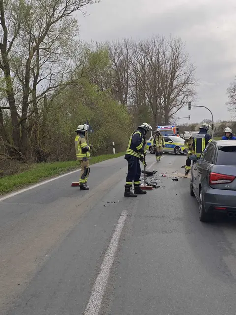 Die Feuerwehr an der Unfallstelle | Foto: Lutz Wreide