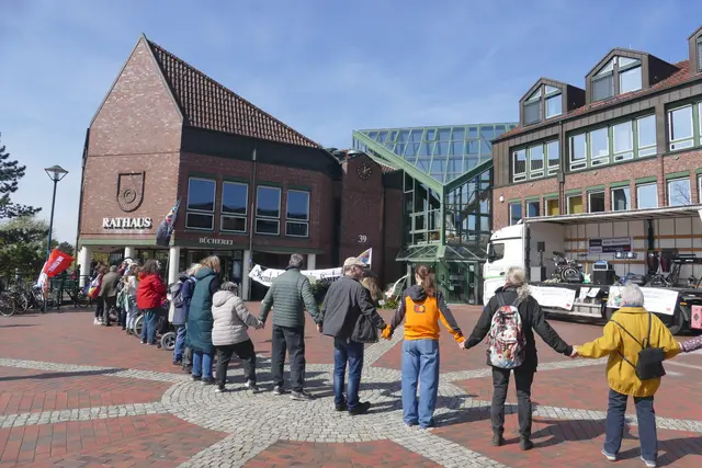Eine Menschenkette gegen Rassismus - Neu Wulmstorfs Bürger gemeinsam gegen Rechts | Foto: Gisbert Vokrap