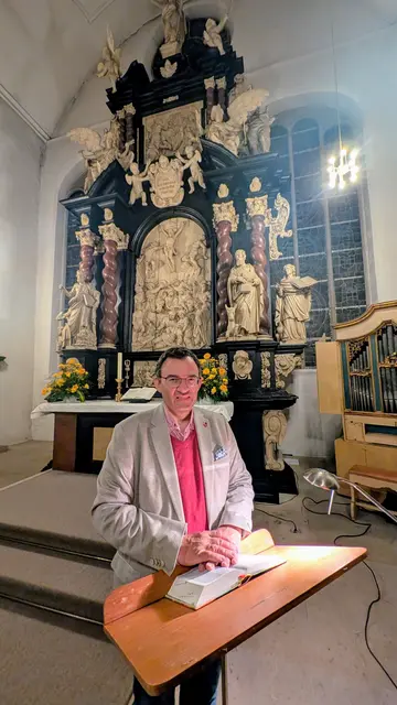 Die Lesungen finden im Chorraum der Stader St.-Cosmae-Kirche statt. | Foto: jd