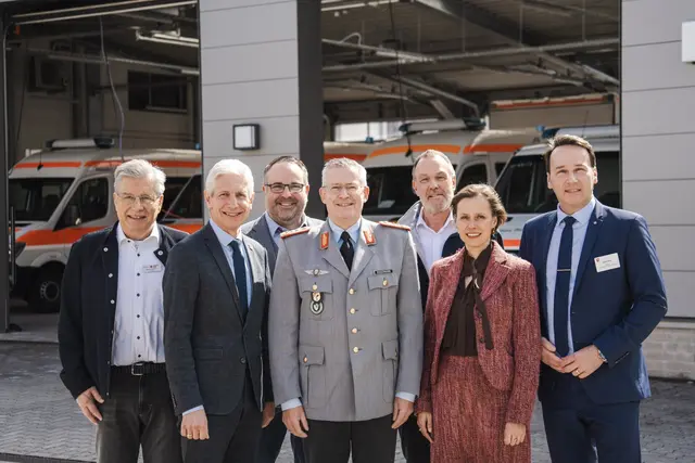 Von links: Norbert Böttcher (Präsident DRK-Kreisverband Harburg-Land), Rainer Rempe (Landrat Landkreis Harburg), Jan Bauer MdL, Generalleutnant Bodemann, Thomas Grambow (Kreisgeschäftsführer DRK-Kreisverband), Dr. Cornell Babendererde MdB und Andre Bock MdL | Foto: Niklas Hintze