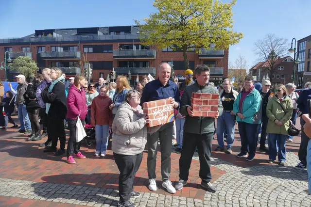 Bürgermeister Tobias Handtke gemeinsam mit Bürgern | Foto: Gisbert Vokrap