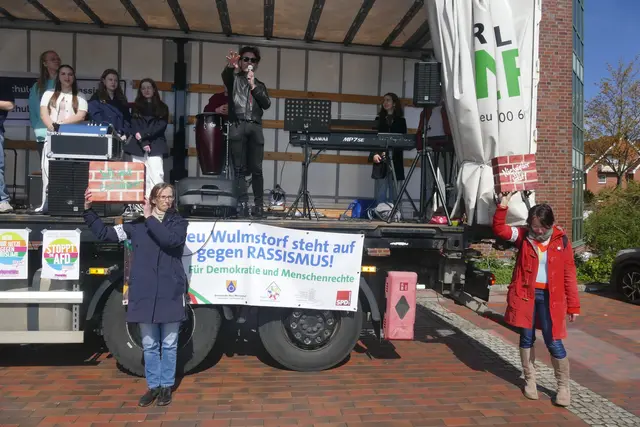 Pastor Dr. Schneider bei einer Ansprache | Foto: Gisbert Vokrap