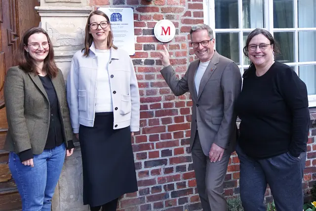 Das Schlossteam freut sich gemeinsam mit Landrat Kai Seefried über das Museumsgütesiegel (v. li.): Ann-Sophie Beers, Antje Koppenborg, Kai Seefried und Ruth Meyer | Foto: Felicitas Rasztar