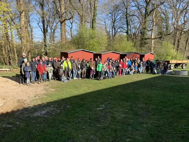 So viele Beteiligte gab es bei der Müllsammelaktion in Haddorf noch nie | Foto: Müller