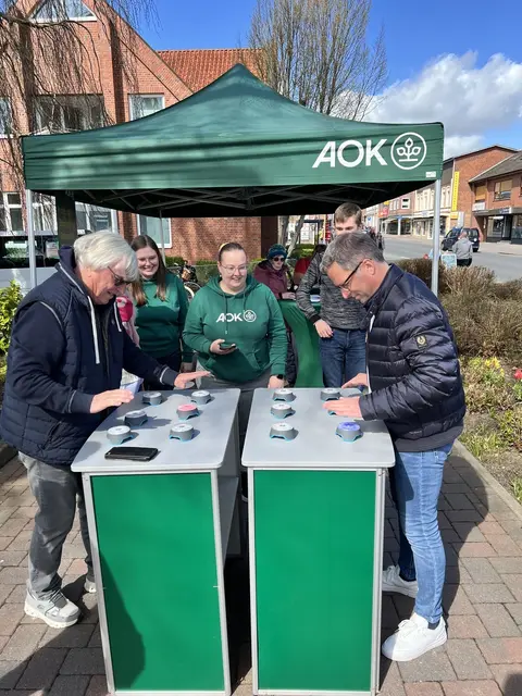 Chef-Blütenfest-Organisator Dirk Ludewig (li.) und Landrat Kai Seefried stellen spielerisch ihre Geschicklichkeit unter Beweis | Foto: Daniel Beneke