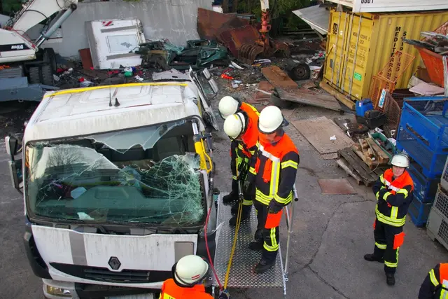 Die Einsatzkräfte konnten sich zuerst mit dem Aufbau und Fahrzeugstruktur einer LKW Fahrerkabine vertraut machen | Foto: FF Hittfeld
