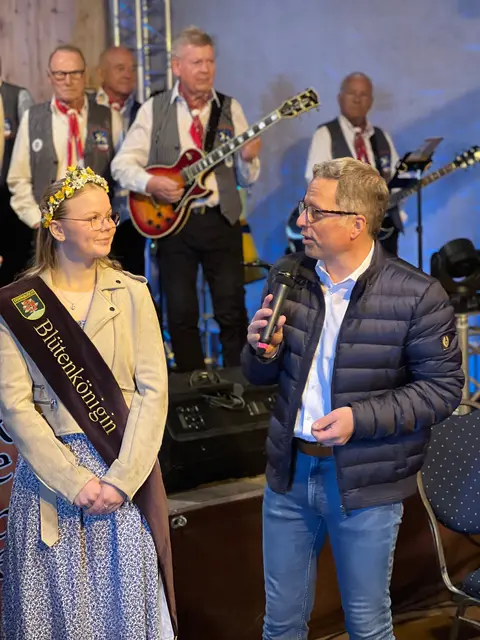 Kai Seefried interviewt die alte und neue Blütenkönigin Tabea Funck | Foto: Daniel Beneke