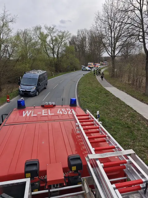 Gegen das Wohnmobil prallte der Motorradfahrer, als er in einer Rechtskurve von der Straße abkam | Foto: Lutz Wreide