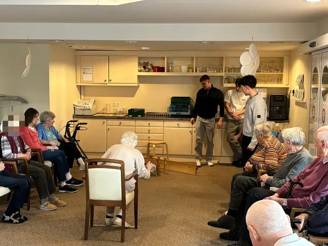 Die Schüler schufen im Seniorenheim schöne Begegnungen – hier beim gemeinsamen Kegeln | Foto: BBS