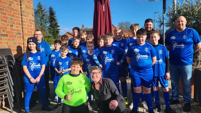 Die Freude bei den Fußballern war riesig und das Team bedankte sich bei Betty (vorn im Bild) und Maurice Breda (rechts) | Foto: sh