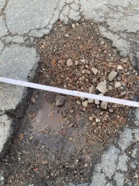 Leser Hermann S. hat einen Zollstock angelegt, um die Größe des Schlagloches zu dokumentieren | Foto: H.S.