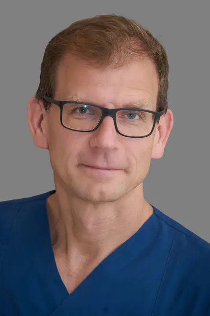 Dr. Klaus Hertting warnt, dass Thrombosen kein reines Altersphänomen sind. Der Chefarzt der Kardiologie und Angiologie der Krankenhäuser Buchholz und Winsen klärt am 23. April im Gesundheitsgespräch über Risikofaktoren, Diagnose und Behandlungsverfahren von Thrombosen auf | Foto: Krankenhäuser Buchholz-Winsen