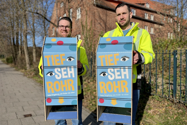 Perspektivwechsel mit dem Tiefsehrohr: Arne Kramer, Leiter des Amtes Straßenverkehr (li.), sowie der für Verkehrssicherheit zuständige Abteilungsleiter Hendrik Lunden setzen sich für mehr Verkehrssicherheit von Kindern ein | Foto: Landkreis Stade / Nina Dede