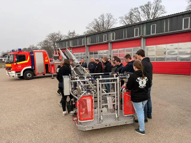 Die Drehleiter vom Zug I der Stader Wehr wird vorgestellt | Foto: FF Wiepenkathen