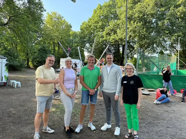 Vergangenen Sommer schien die Welt noch in Ordnung:  Samtgemeinde-Bürgermeister Philip Werk (2. v. re.) mit Mitgliedern des Jugendtreff-Vorstands und Sponsor (v. li.): Christian Klauk (Schriftführer), Ricarda Woelk (stv. Vorsitzende), Volksbank-Vorstand Wilhelm Prigge und Dr. Maria-Anne Deters (Vorsitzende) | Foto: Ricarda Woelk