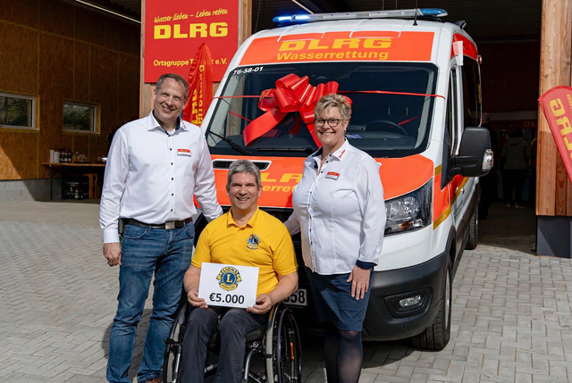 Bei der symbolischen Spendenübergabe (v. li.): Florian Rosenow, zweiter DLRG-Vorsitzender, Lions-Präsident Andreas Baumann und DLRG-Vorsitzende Margret Holste | Foto: DLRG