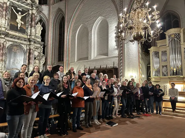 Die Kantorei des Kirchenkreises Buxtehude  | Foto: Christoph Schönbeck