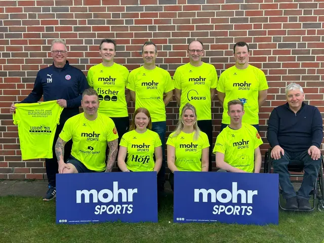 Das Team: (hi. v. li.) Betreuer Thorsten Meyer, Organisator Udo Feindt, Daniel Jahnke, Andreas Löhn und Dirk Lawrenz sowe (v. v. li.) Benjamin Wresch, Marie Ehlen, Anjana Meier, Ole Corleis und Schirmherr Uwe Arndt | Foto: Mirco Dawideit