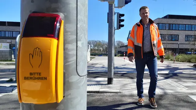 Projektleiter Marius Roggenkamp überquert den Stadtweg beim 
Bildungscampus Riensförde, wo jetzt die neue Ampel in Betrieb ist | Foto: privat
