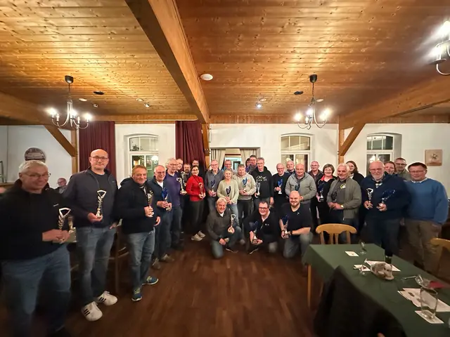 Gemeinsam erfolgreich: Die Teams wurden nach einem anspruchsvollen Rallyetag für ihre Leistungen ausgezeichnet | Foto: AC Buchholzer Heidering