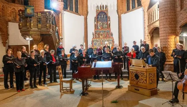 Der Kammerchor Nordheide singt in der Tostedter Johanneskirche | Foto: Reinhardt Matthes