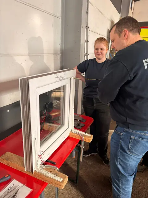 So werden Fenster und Türen schnell und schonend geöffnet | Foto: FF Wiepenkathen