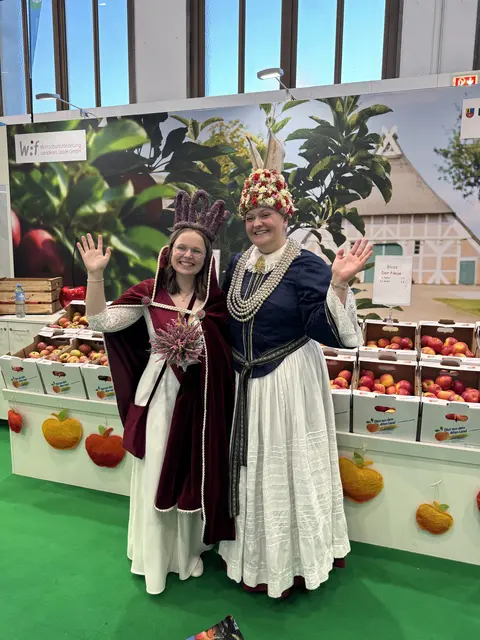 Auf der Grünen Woche in Berlin mit Heidekönigin Emma Kremer | Foto: Magnus Rieper