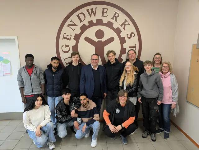 Jan Bauer (Mitte) besuchte die Jugendwerkstatt und kam mit jungen Leuten ins Gespräch | Foto: Stadt Buchholz